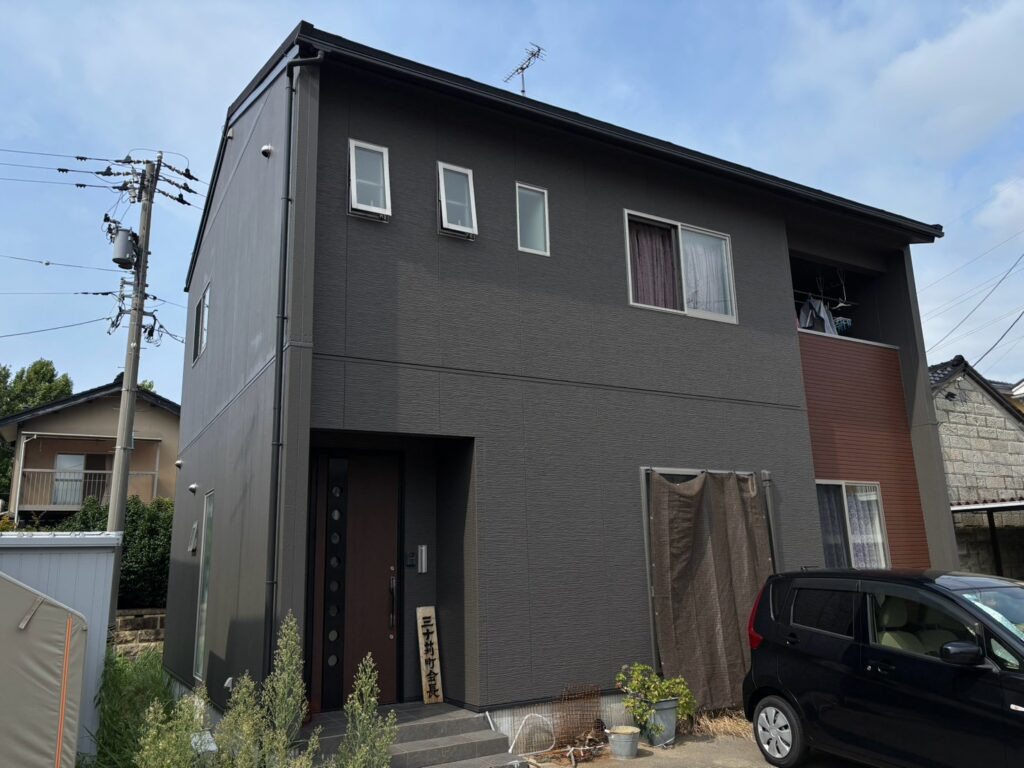 構造クラックの補修を行った上で外壁塗装を施工し、外壁全体の防水性と耐久性を向上させました。<br />
<br />
ひび割れによる不安を解消し、雨や雪の影響を受けやすい北陸の環境にも強い外壁へ施工しました。<br />
<br />
見た目の美しさだけではなく、住まいを長く守るための機能性も高めることができました。